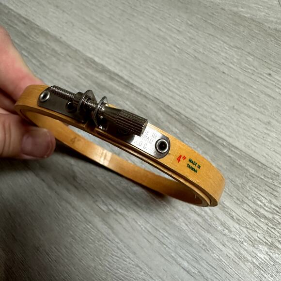 Vintage Wooden Embroidery Needlepoint Hoop 4" Taiwan Silver Metal Clasp - Picture 2 of 6